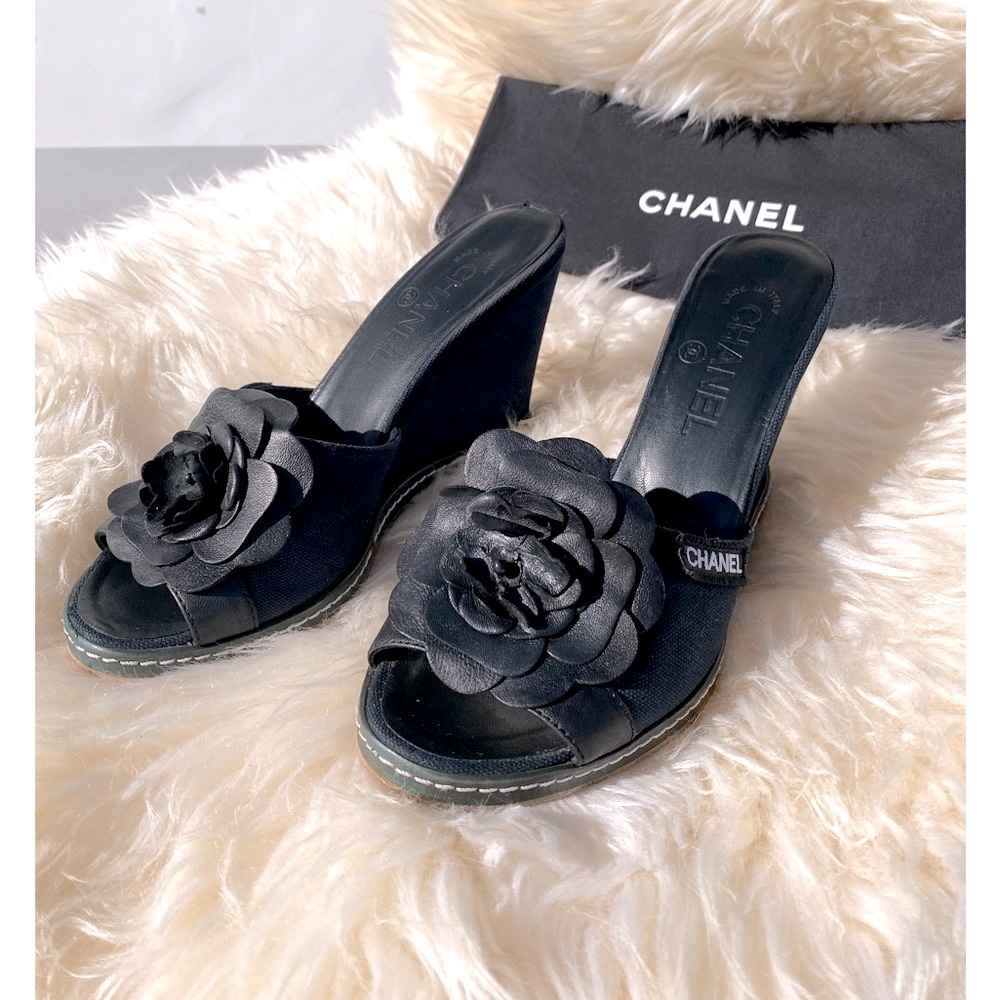 Authentic, stunning CHANEL heels in size 38 (8 US)